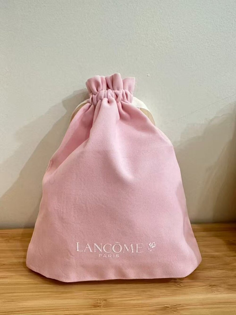Lancôme Paris soft velvet pink drawstring pouch - Picture 2 of 3